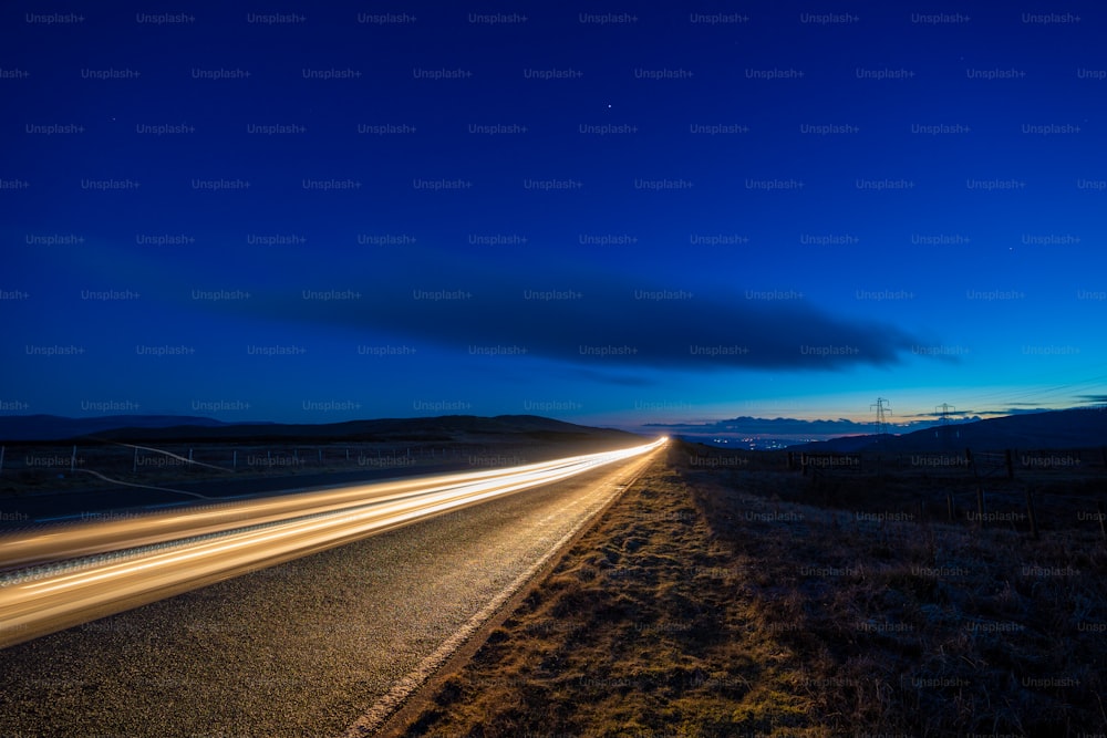 Eine Langzeitbelichtungsaufnahme einer Autobahn bei Nacht