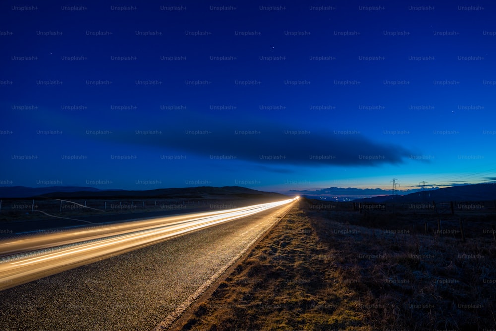 Uno scatto a lunga esposizione di un'autostrada di notte