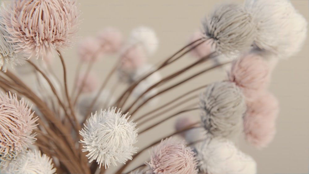 um monte de flores brancas e cor-de-rosa em um vaso