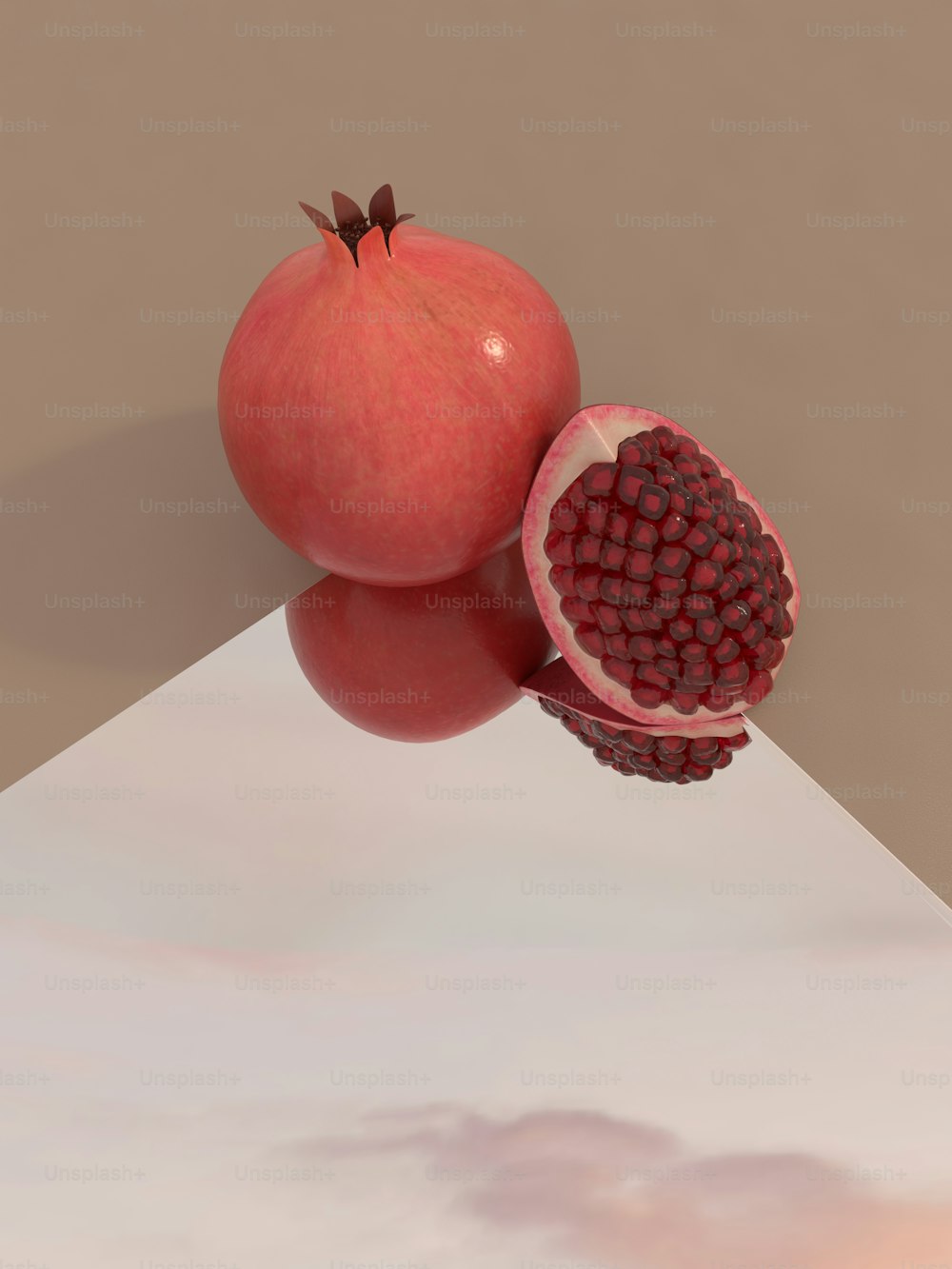 uma romã e um pedaço de fruta em uma mesa