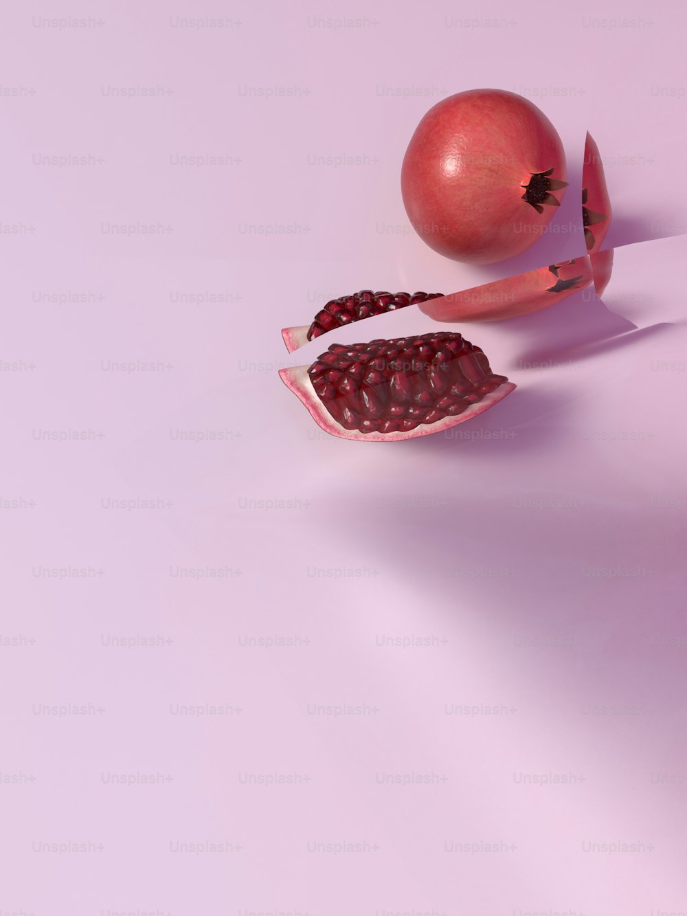 una granada cortada por la mitad sobre un fondo rosa