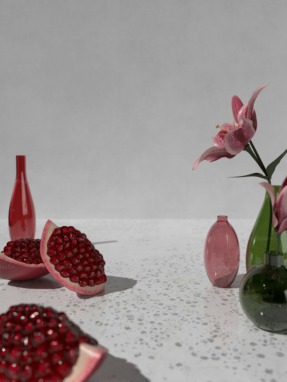 eine Vase gefüllt mit Blumen neben ein paar Granatäpfeln