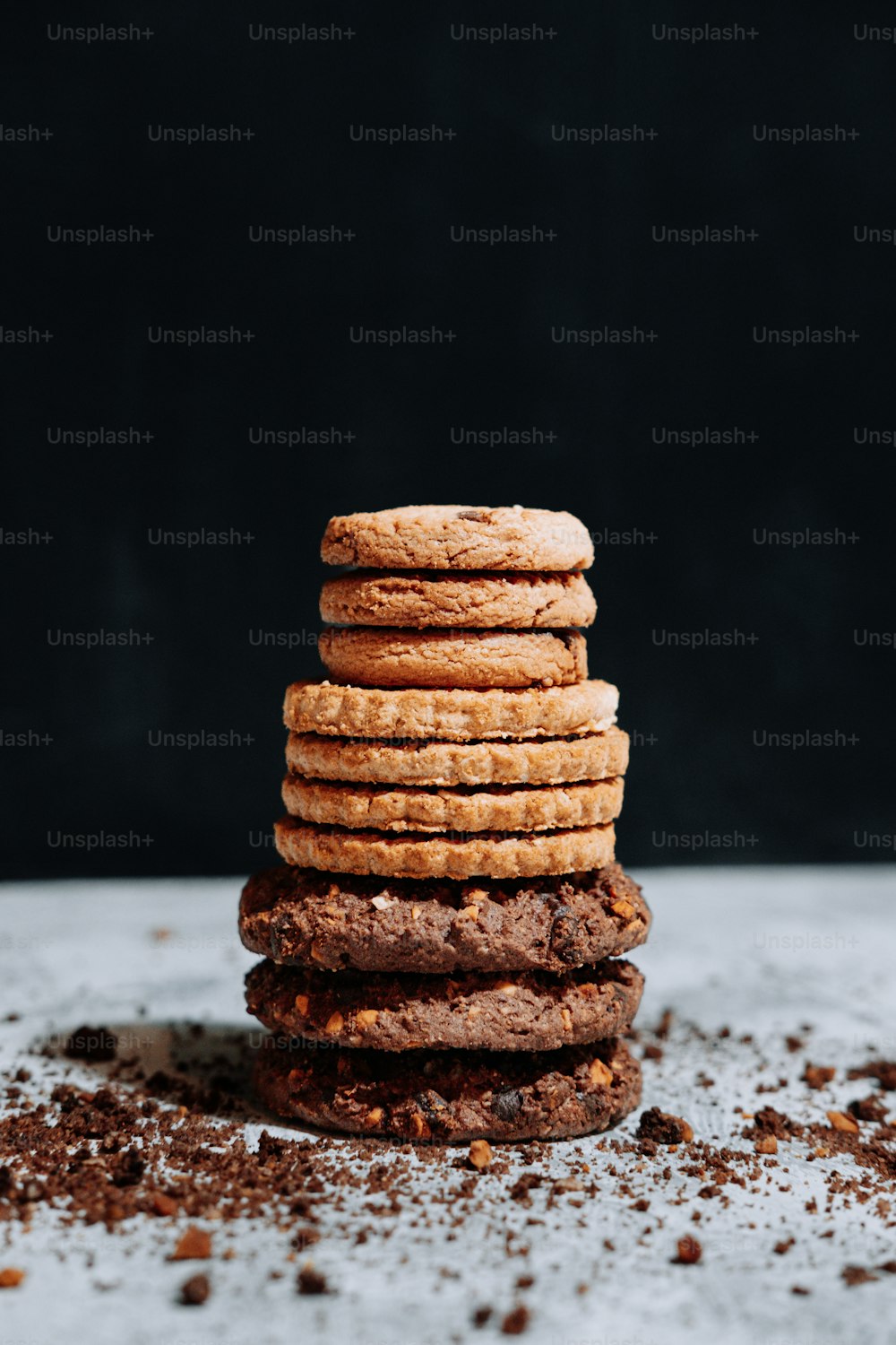 uma pilha de biscoitos sentados em cima de uma mesa