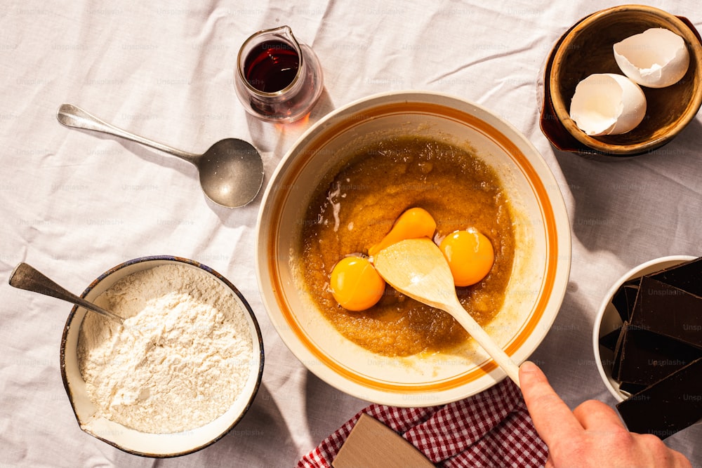 uma pessoa está misturando ingredientes em uma tigela