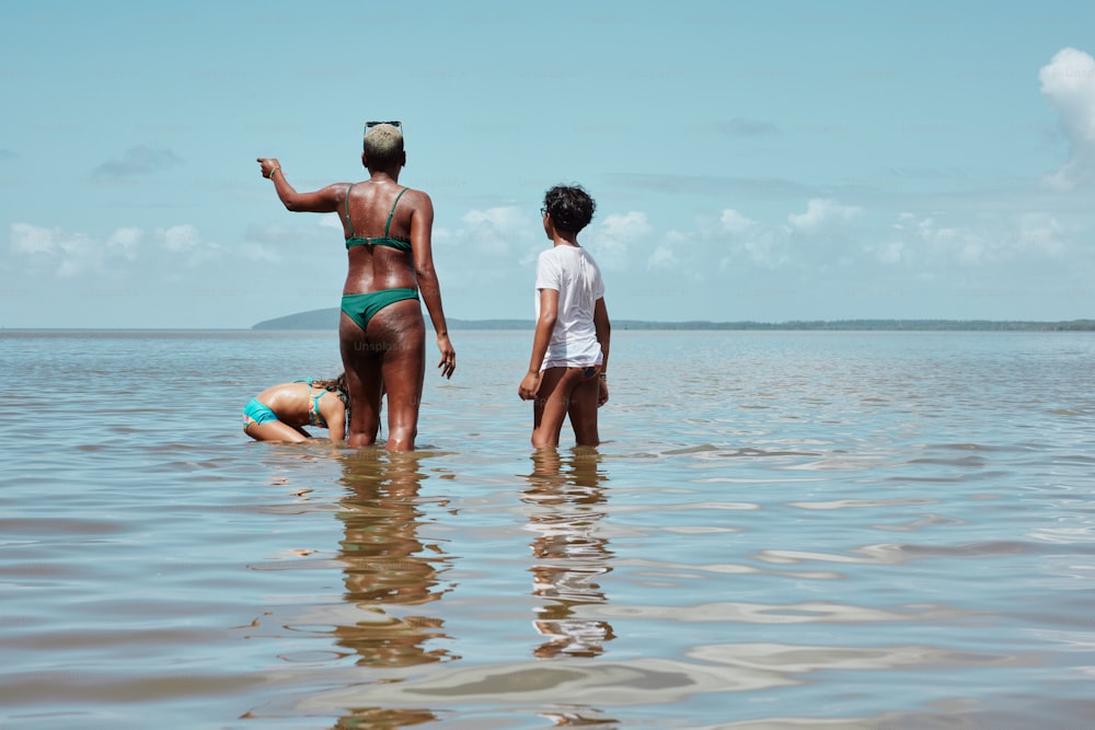 Una donna in bikini in piedi accanto a un uomo nell'acqua