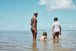 Eine Gruppe von Menschen steht im Wasser