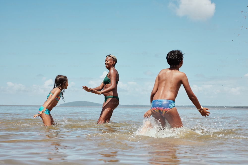 um grupo de pessoas na água brincando com um frisbee