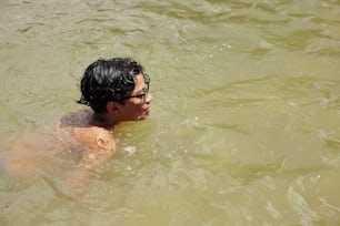 um homem nadando em um corpo de água
