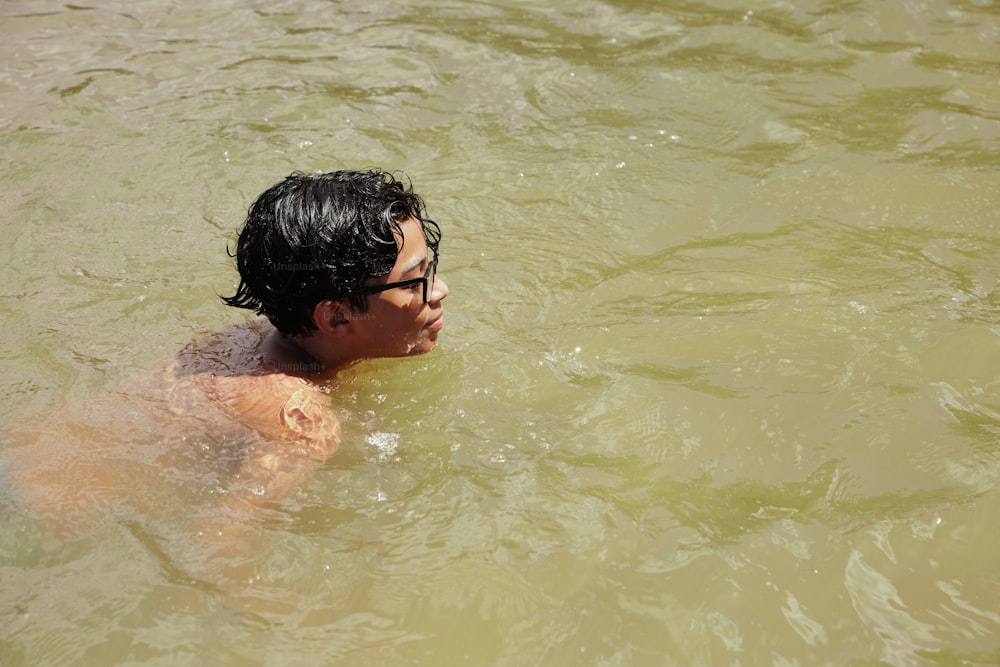 Un hombre nadando en un cuerpo de agua