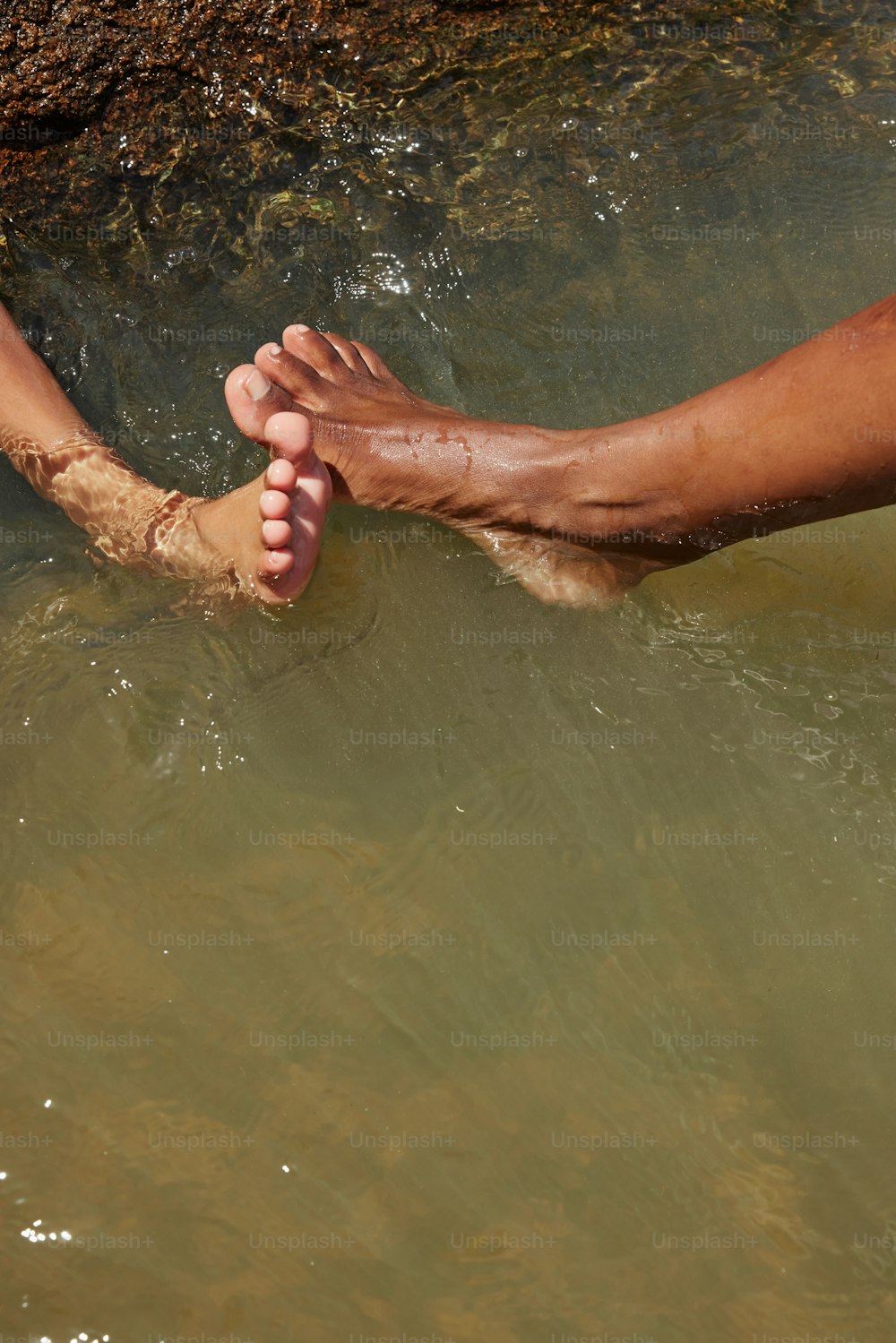 una persona con los pies en el agua