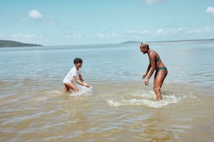 Un hombre y una mujer jugando en el agua