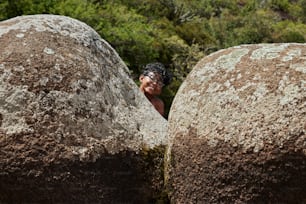 Ein Mann fotografiert sich zwischen zwei großen Felsen