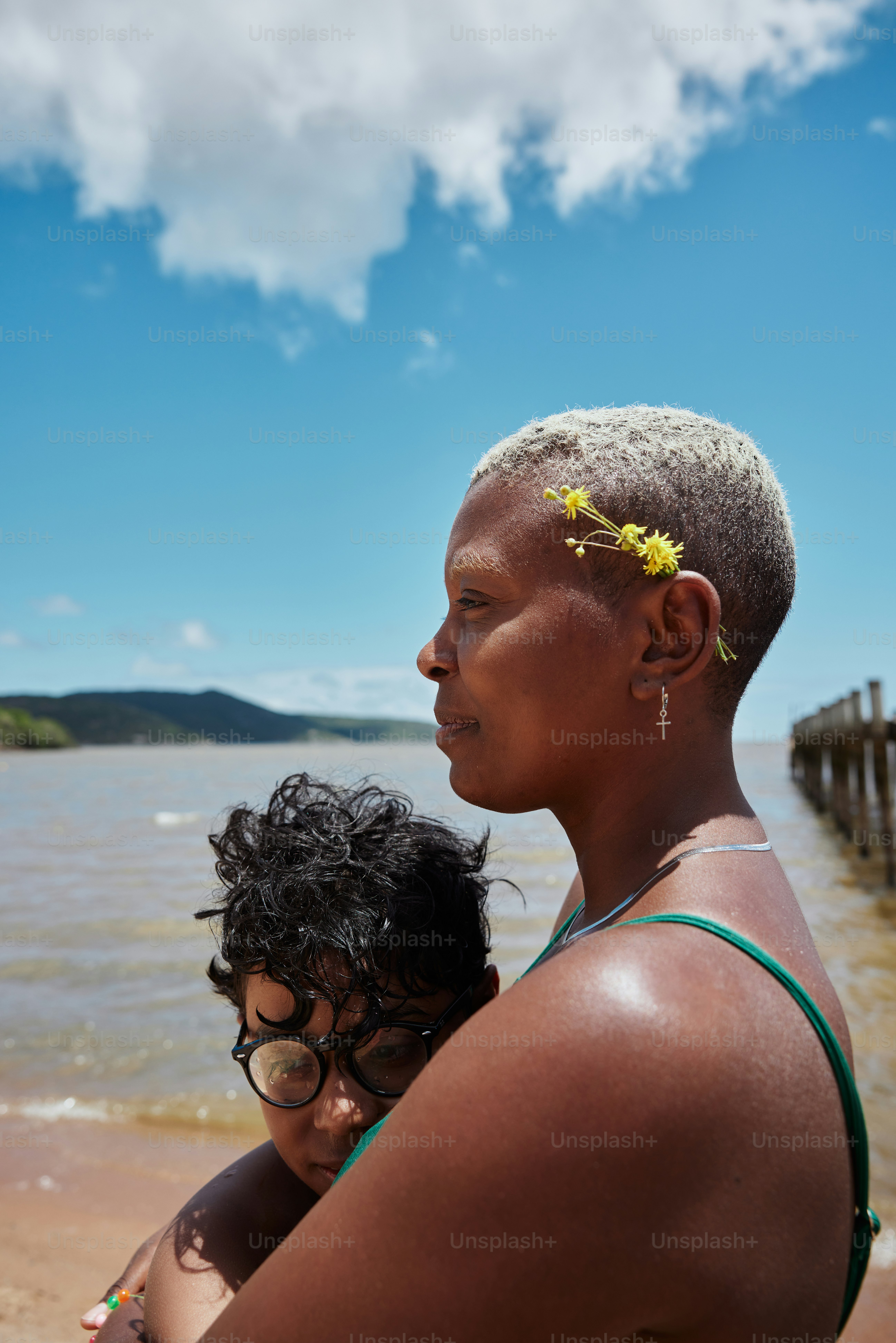 A man and a little girl standing on a beach photo – Beach Image on Unsplash