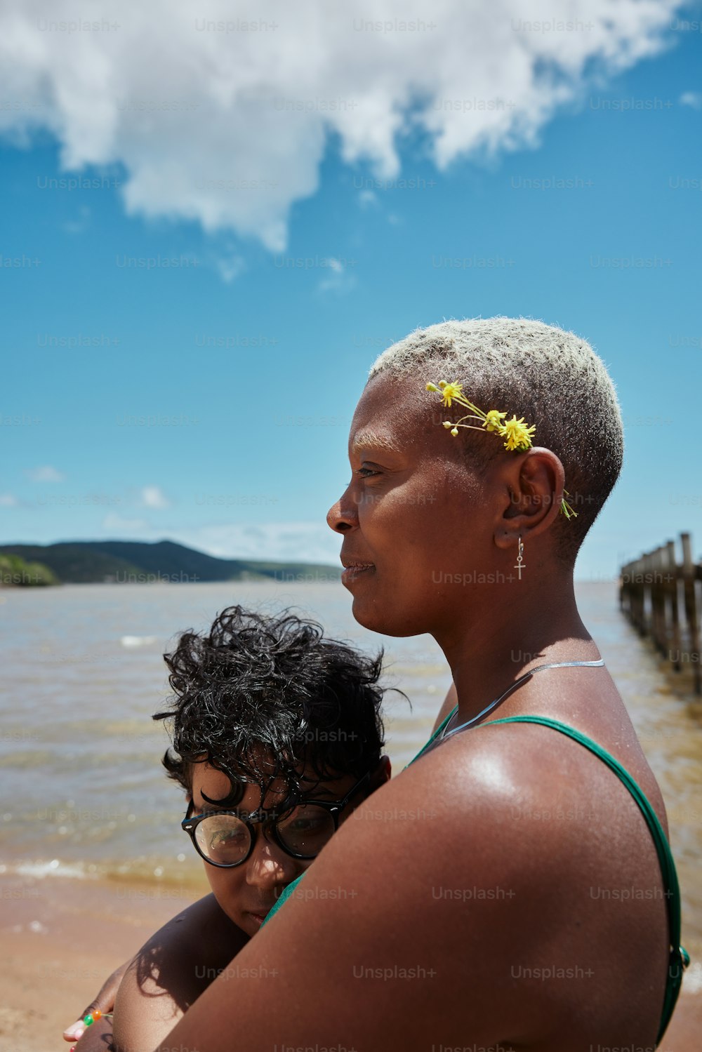 Une femme tenant un enfant sur la plage