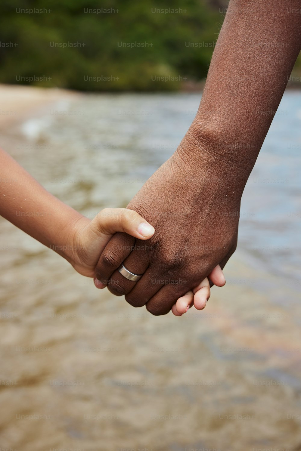 Un primo piano di due persone che si tengono per mano