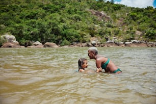 Un uomo e una bambina sono in acqua