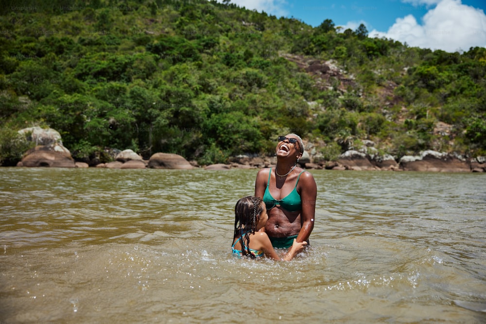 Eine Frau und ein Kind in einem Gewässer