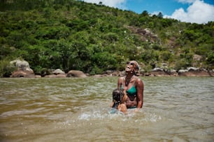 Una mujer en bikini de pie en un cuerpo de agua