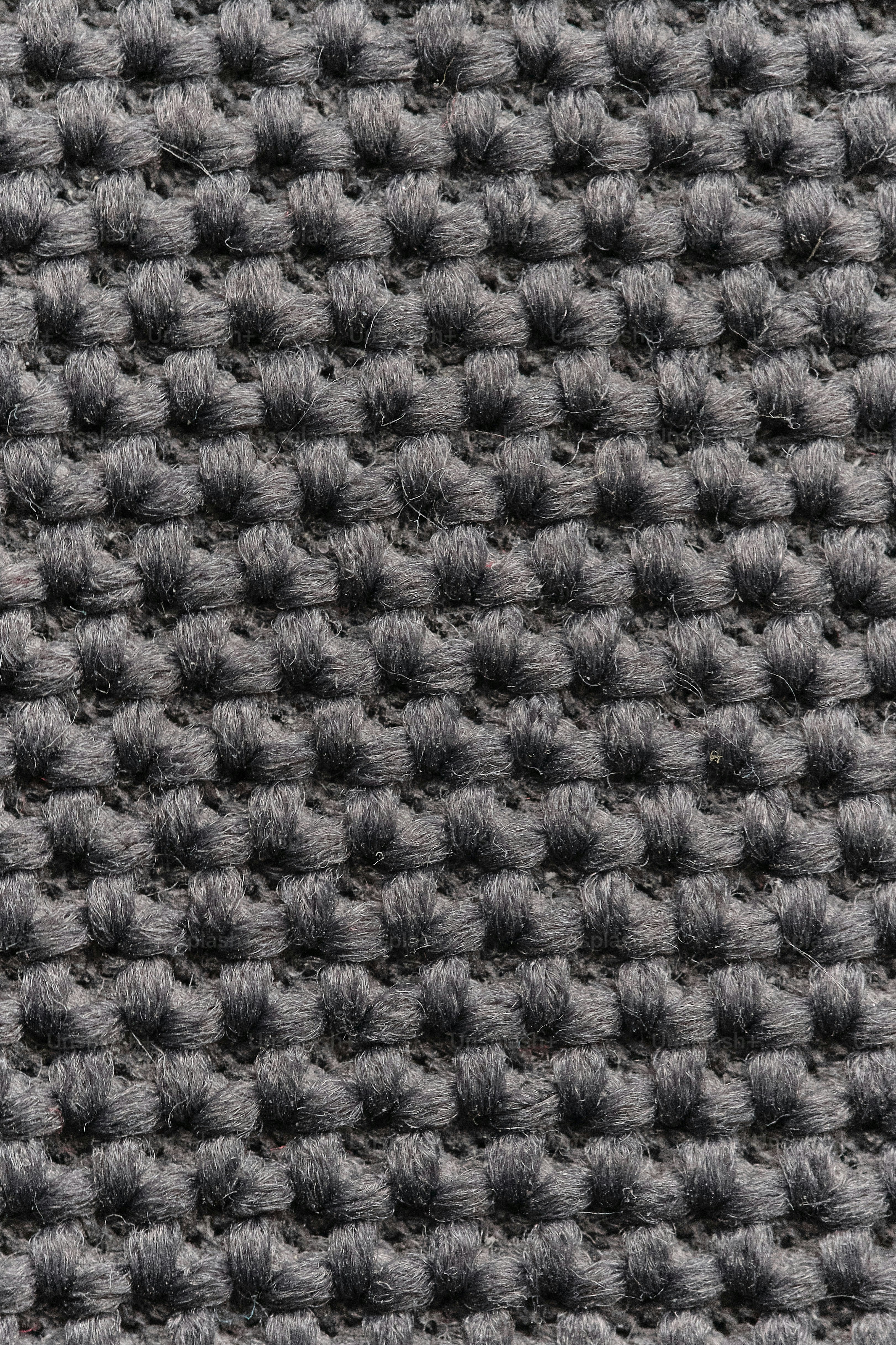 uma foto em preto e branco de uma superfície de malha