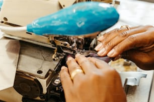 uma mulher está trabalhando em uma máquina de costura