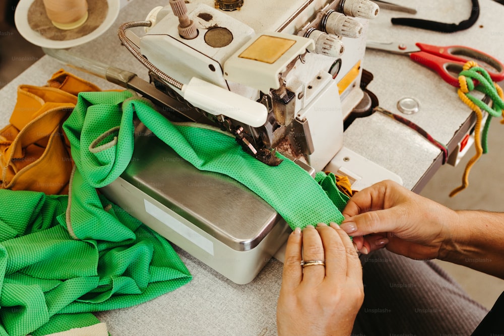 Una donna sta lavorando su una macchina da cucire