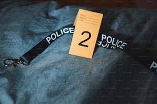 Ein Polizeiabzeichen befindet sich auf einer Polizeiuniform
