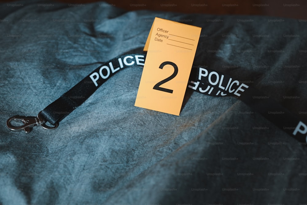 um distintivo da polícia está em um uniforme da polícia