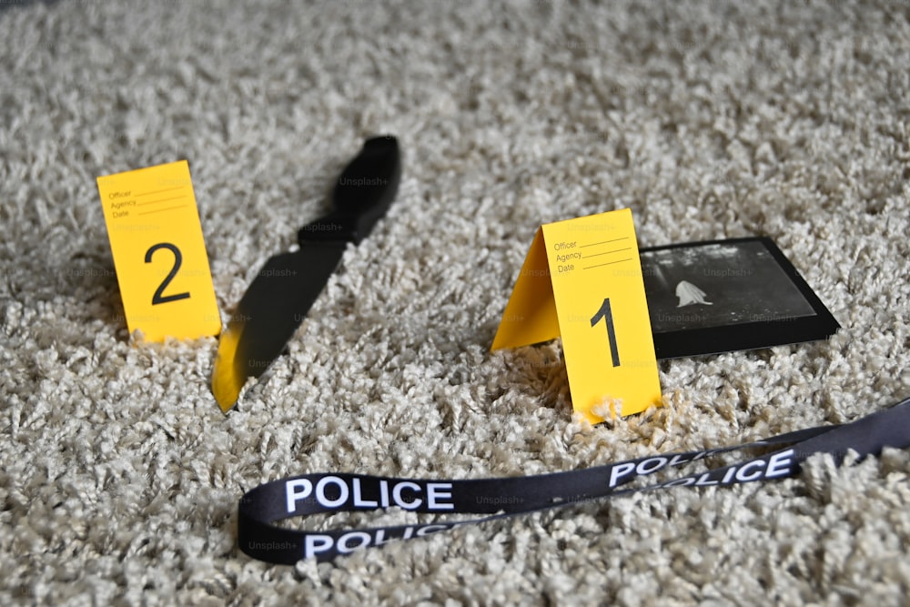 una placa de policía y un par de tijeras en una alfombra