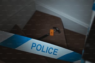 Un panneau de police avec un marteau coincé dedans