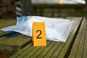 Un número de mesa amarillo sentado encima de una mesa de madera
