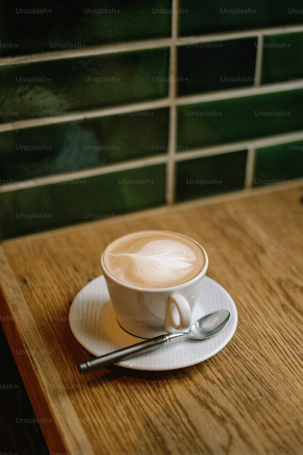 eine Tasse Kaffee auf einer Untertasse mit einem Löffel