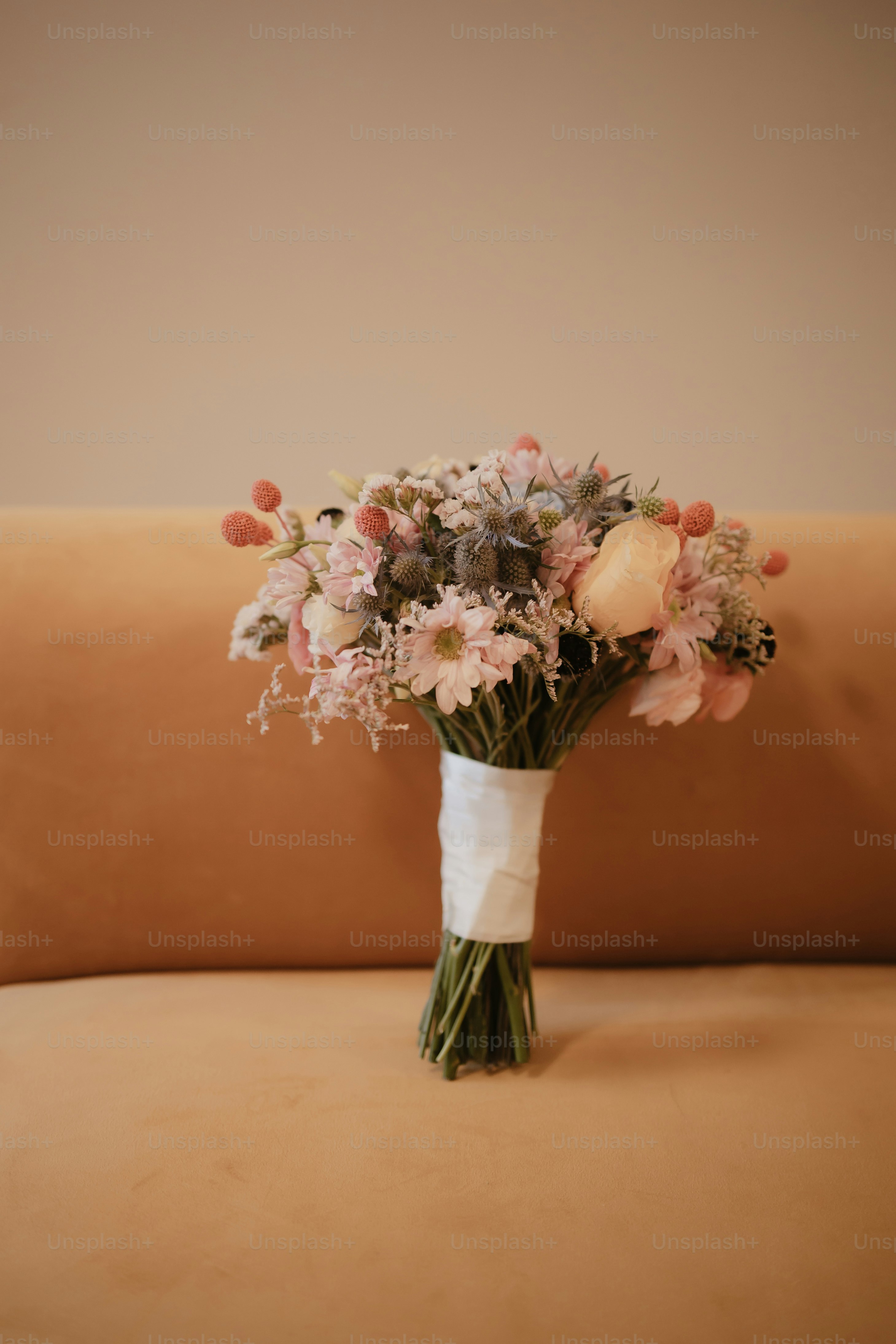 Un ramo de flores sentado encima de un sofá