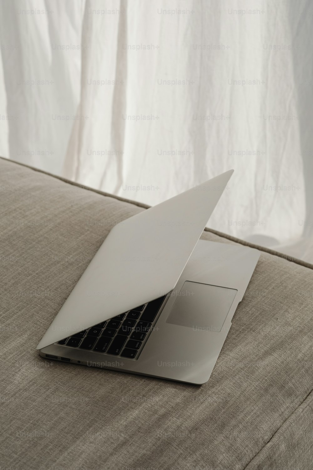 una computadora portátil abierta sentada encima de una cama