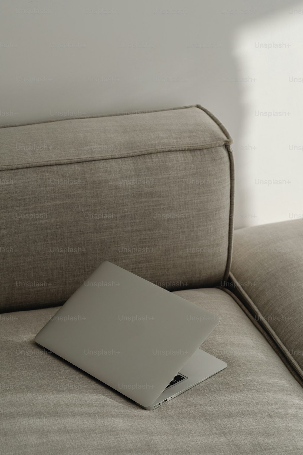 Ein Laptop auf einer Couch