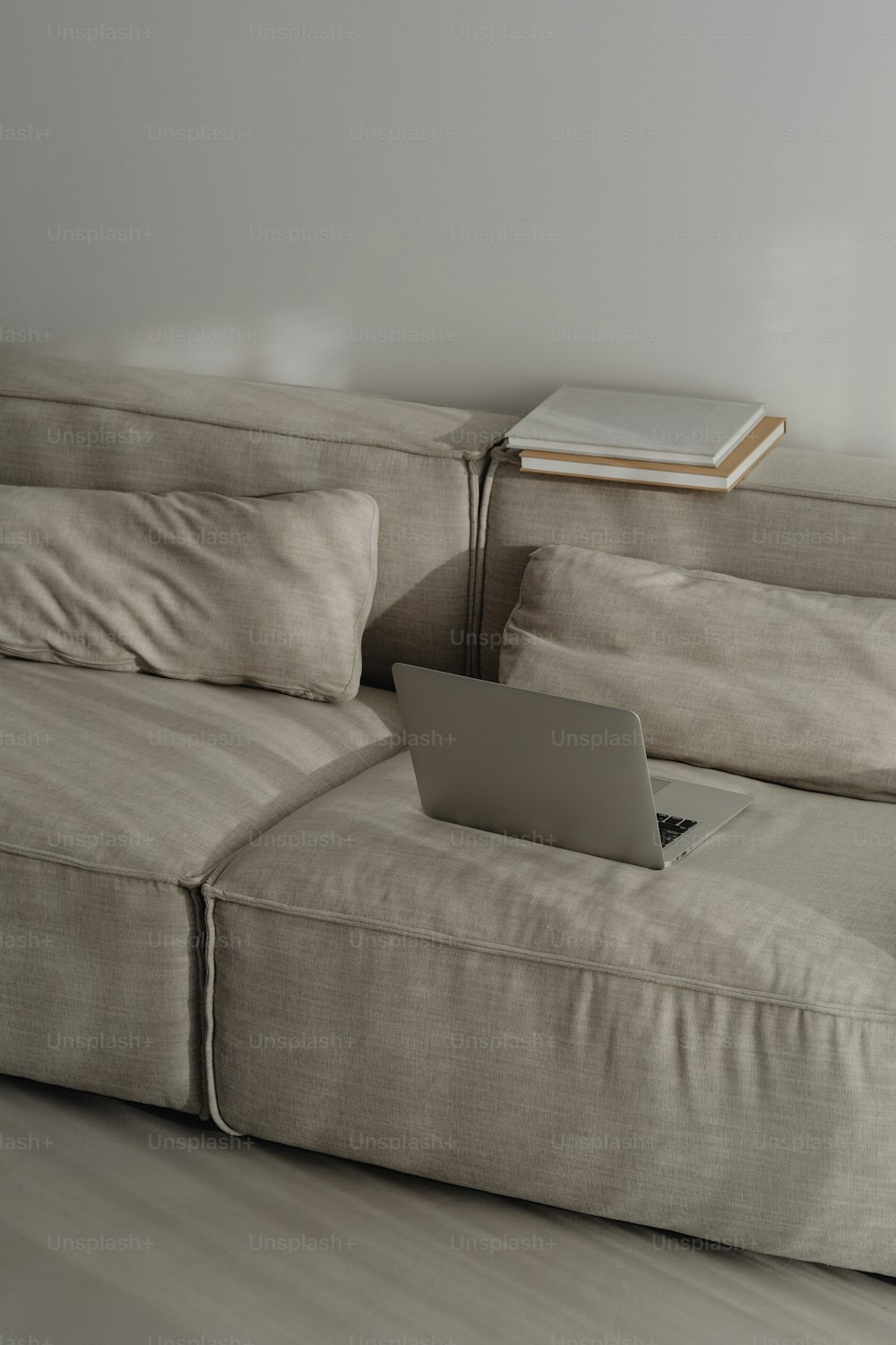 un computer portatile seduto sopra un divano