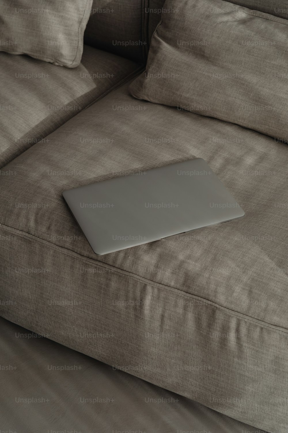 un computer portatile seduto sopra un divano