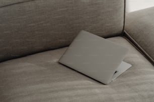 ソファの上に座っているラップトップコンピュータ