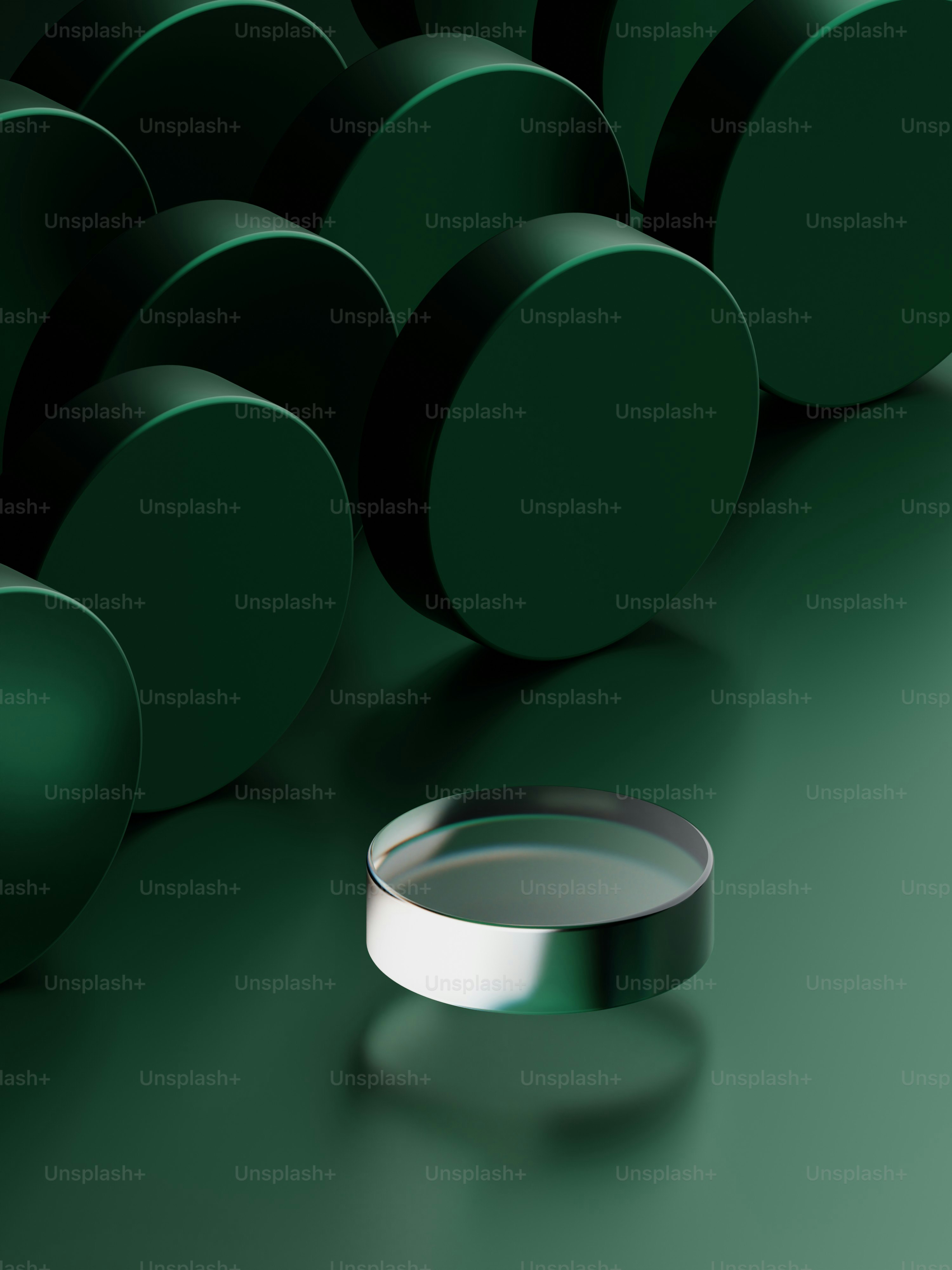 un anello seduto sopra una superficie verde