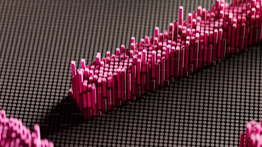 Una fila de cepillos de dientes rosados sentados encima de una mesa