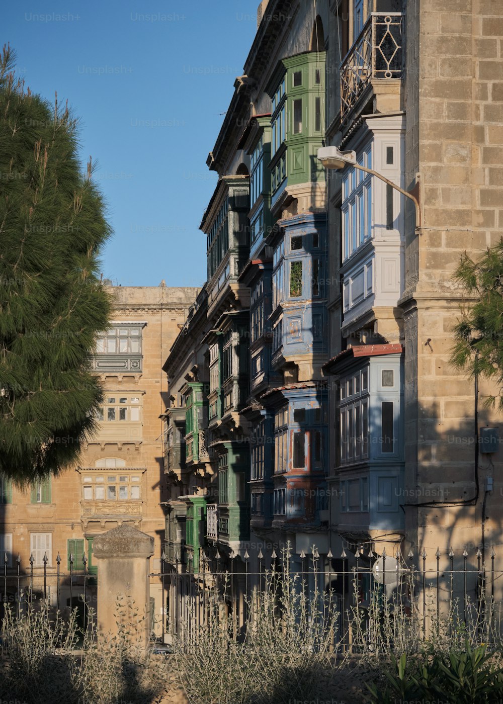 una fila di edifici con balconi e balconi su di essi