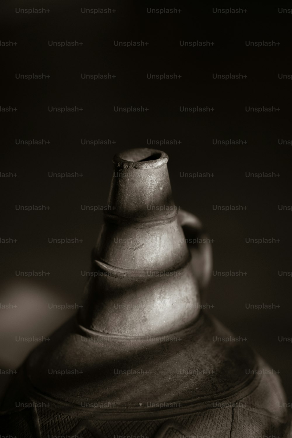 uma foto em preto e branco de um vaso