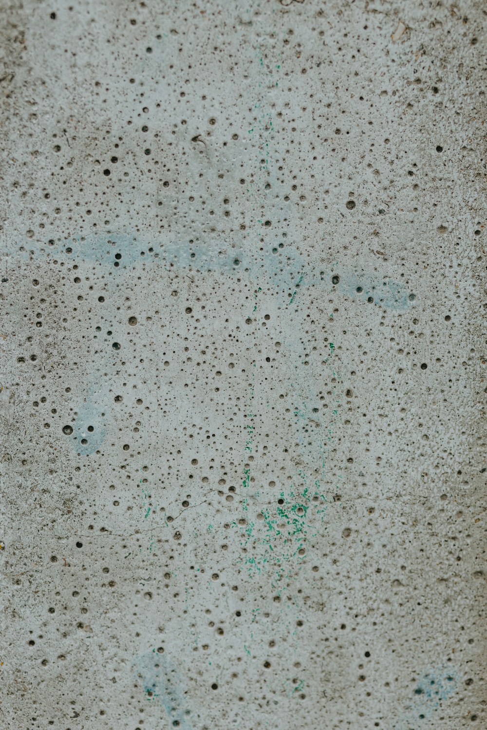 una superficie di cemento con punti verdi su di essa