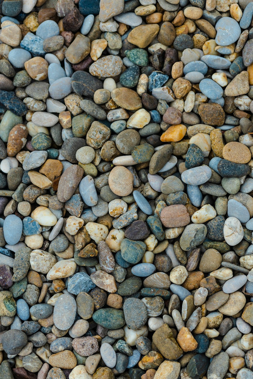 a close up of a bunch of rocks