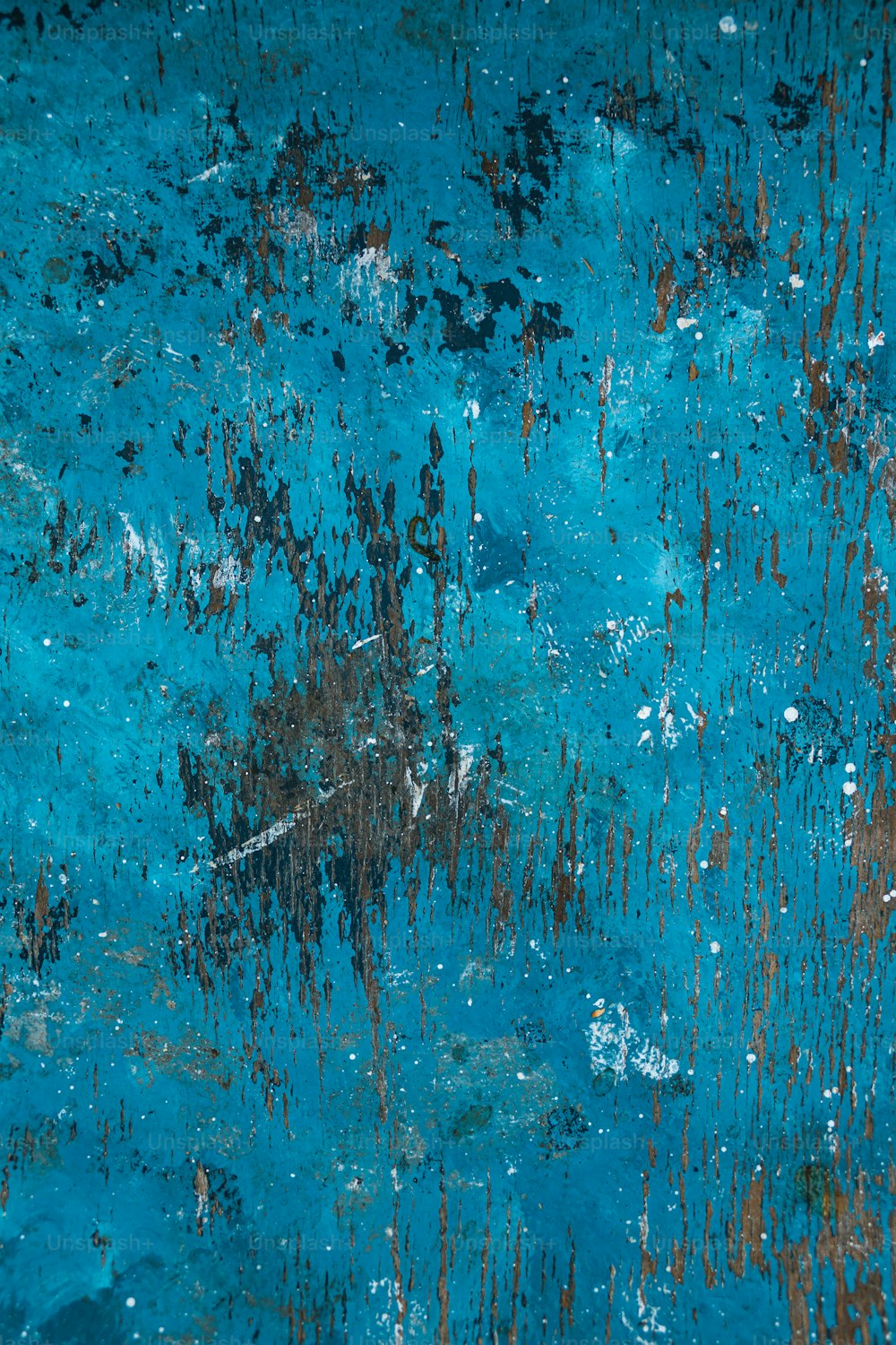 une image d’un mur bleu avec de la rouille dessus