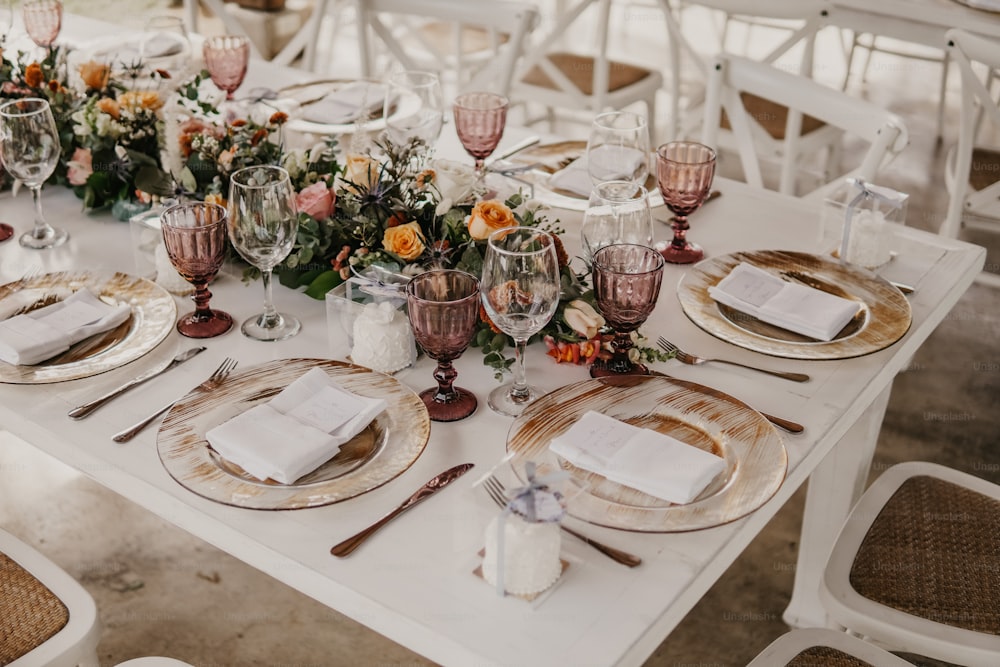 une table dressée pour un dîner formel