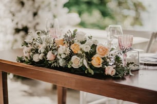 uma mesa com um ramo de flores sobre ela