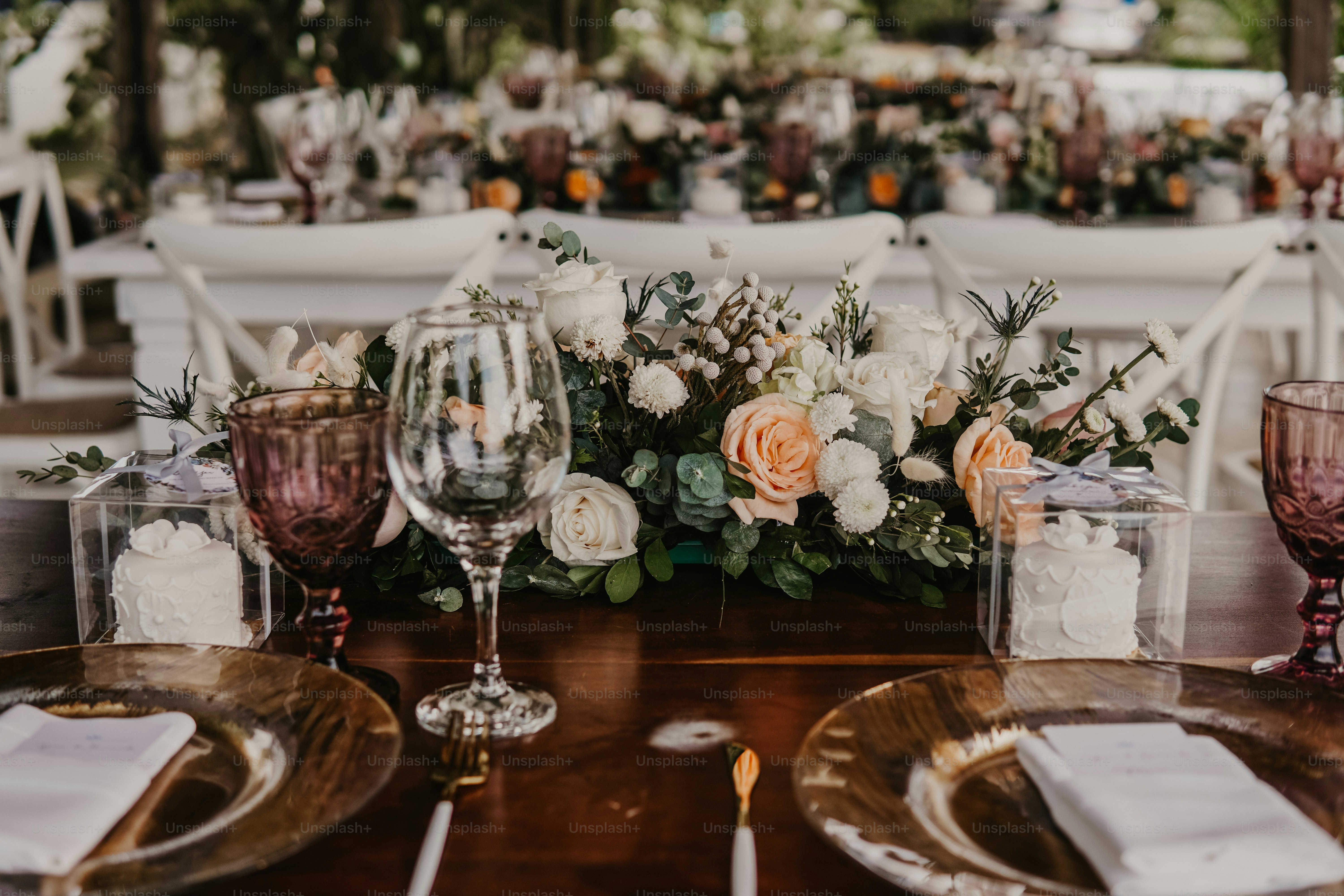 ein Holztisch mit Gläsern und Tellern