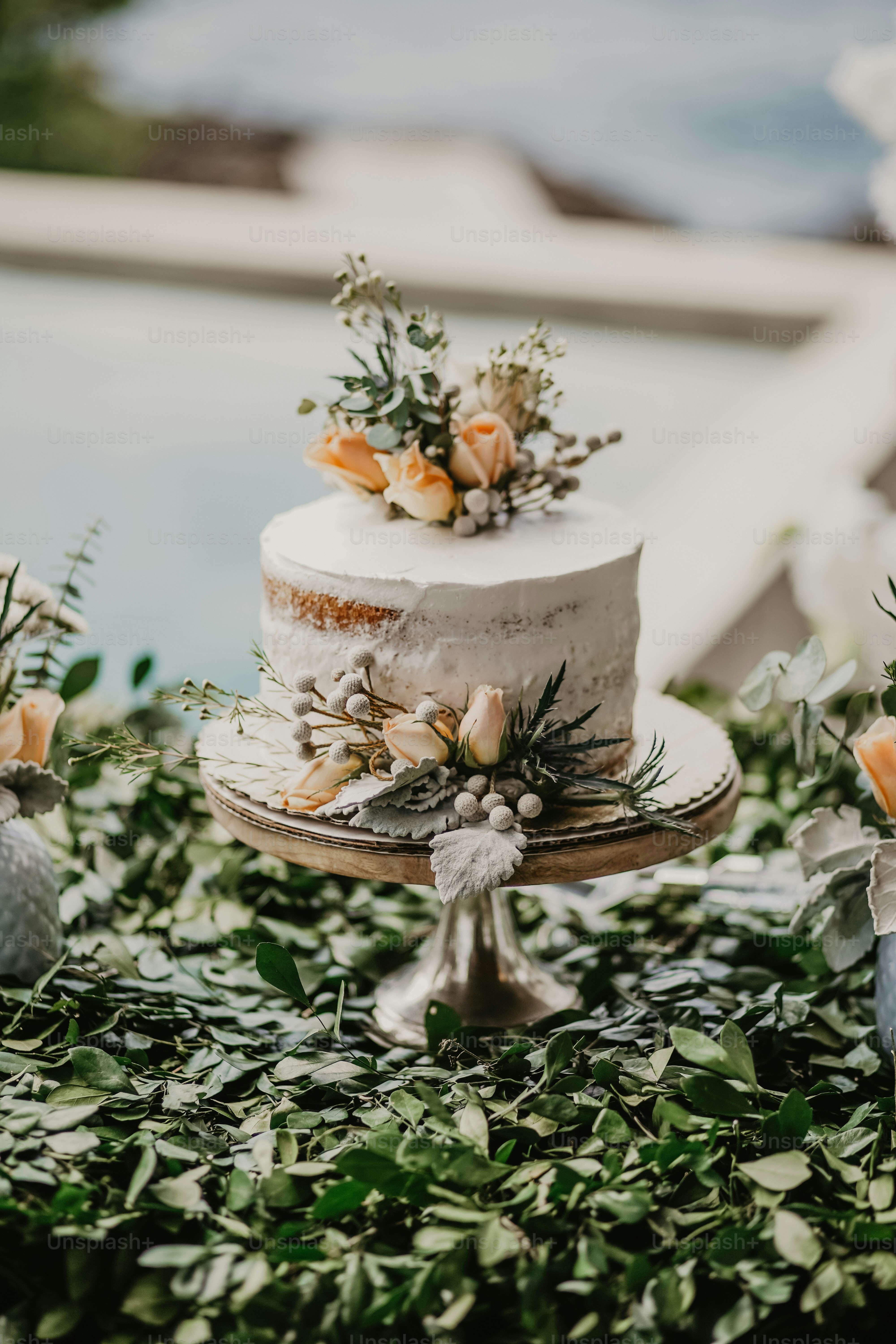 eine Hochzeitstorte mit Blumen darauf