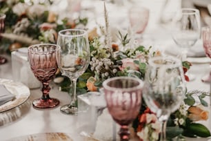 Un primer plano de una mesa con vasos y flores