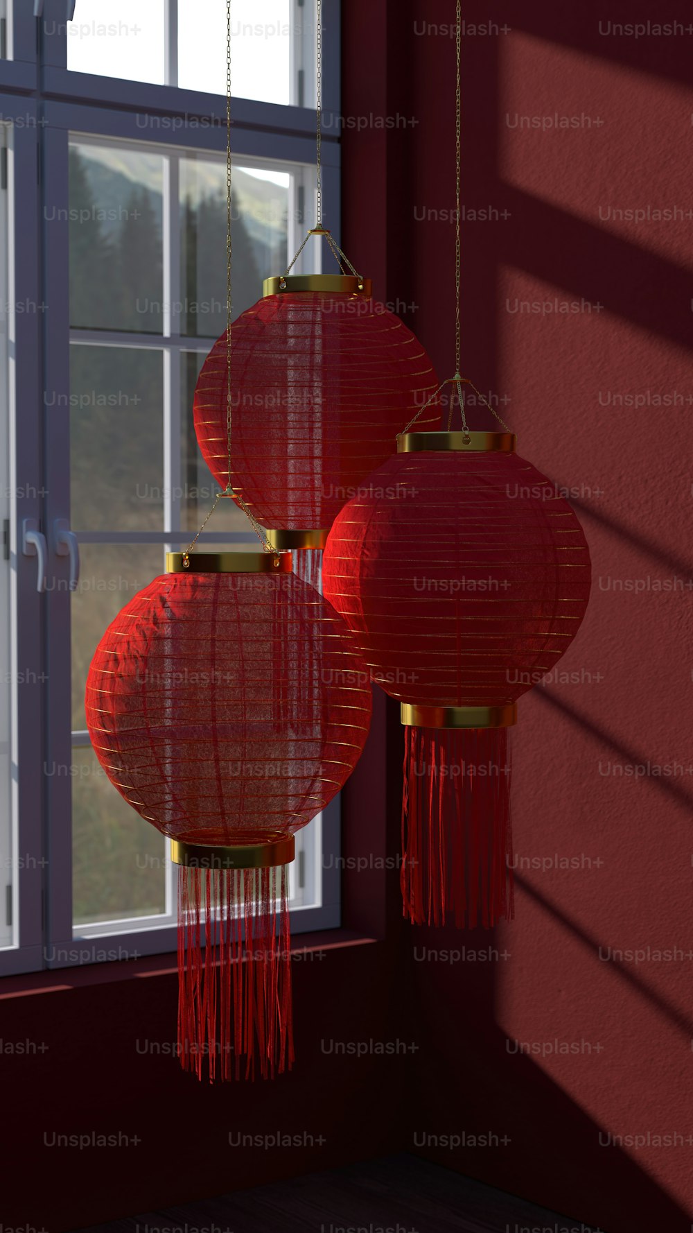 um par de lanternas vermelhas penduradas em uma janela
